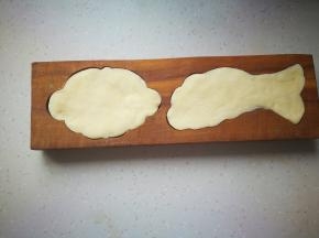 最后用手掌压平。