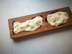 先按压四周，再按压中间。