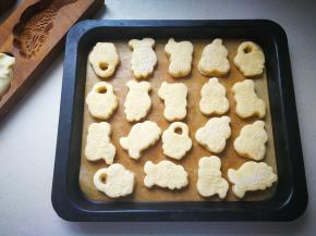 将面胚倒扣在烤盘，醒发5分钟左右。