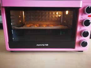 九阳粉小焙提前预热，160度20分钟左右。最后放入中上层温度调至200度，烤几分钟上色。