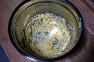 黄油软化后打发至蓬松发白状态。