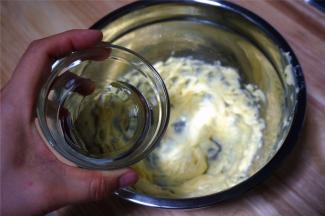 分两次加入清水，搅打至融合。