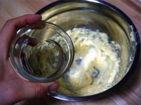 分两次加入清水，搅打至融合。