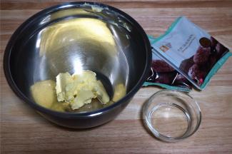 准备食材：巧克力曲奇预拌粉200克，清水20毫升，无盐黄油100克。