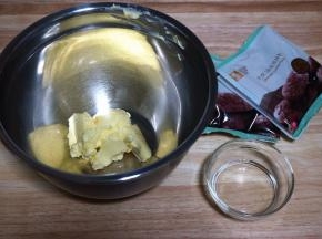 准备食材：巧克力曲奇预拌粉200克，清水20毫升，无盐黄油100克。