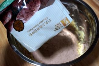 加入200克巧克力曲奇预拌粉。