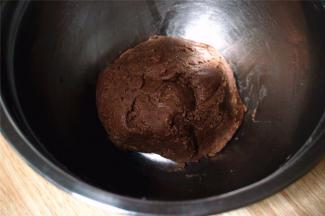 拌成无干粉状态的团状。