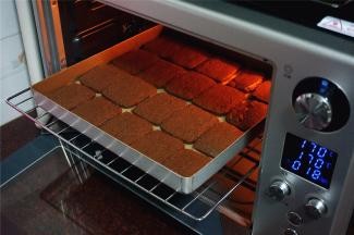 放入预热好的烤箱中层，170度上下火烘烤18分钟，再焖5分钟后出炉。