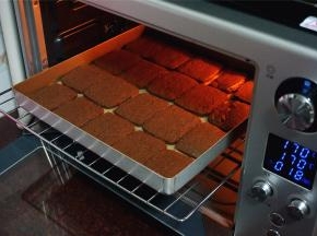 放入预热好的烤箱中层，170度上下火烘烤18分钟，再焖5分钟后出炉。