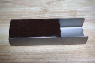 在短款不粘长方形饼干模具中整形，放冰箱冷冻1小时至硬。