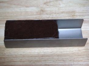 在短款不粘长方形饼干模具中整形，放冰箱冷冻1小时至硬。