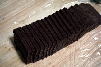 切成6毫米厚的面片，排入烤盘中。