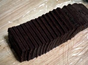 切成6毫米厚的面片，排入烤盘中。