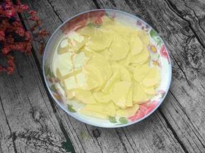 土豆切成薄片洗去淀粉泡两三分钟