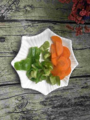 胡萝卜，青椒切片