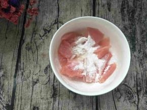 瘦肉切薄片，加生粉料酒，抓匀，静置两三分钟。
