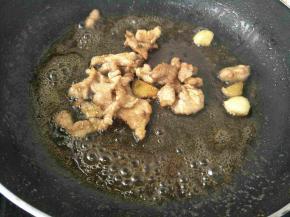 热锅冷油，加生姜，蒜瓣炒香后加入肉翻炒两分钟加入醋，生抽翻炒一分钟