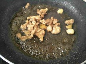 热锅冷油，加生姜，蒜瓣炒香后加入肉翻炒两分钟加入醋，生抽翻炒一分钟