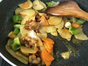 加入盐，耗油继续翻炒一分钟。