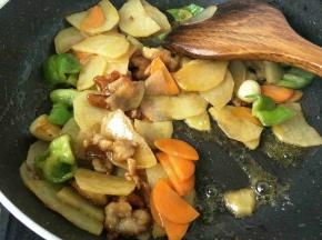 加入盐，耗油继续翻炒一分钟。