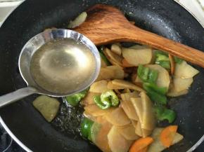 加入一平勺高汤，盖上锅盖焖3～4分钟