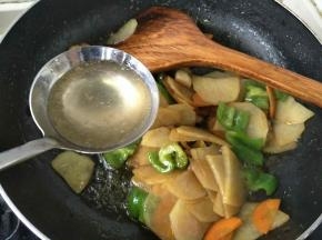 加入一平勺高汤，盖上锅盖焖3～4分钟