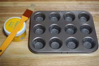 先给模具刷上一层薄薄的烤盘油（液态黄油或色拉油都可以）。