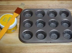 先给模具刷上一层薄薄的烤盘油（液态黄油或色拉油都可以）。