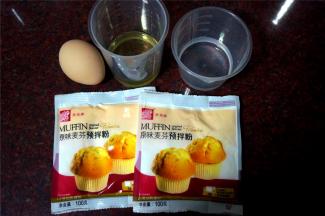 准备食材，1个大鸡蛋，50克水，50克橄榄油，2包100克的原味麦芬预拌粉。