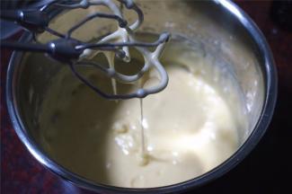 先不通电，搅拌至无干粉，然后通电，中速搅打1~2分钟至食材完成融合成顺滑状态即可。