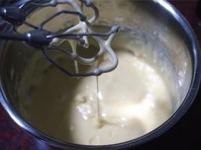 先不通电，搅拌至无干粉，然后通电，中速搅打1~2分钟至食材完成融合成顺滑状态即可。