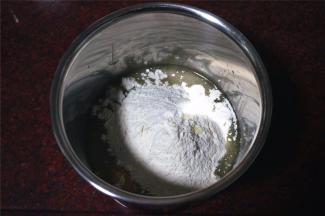 将所有食材同放入一个打蛋盆中。