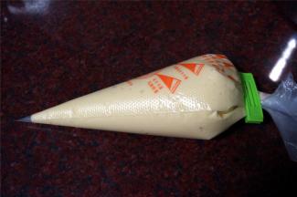 将蛋糕糊装入裱花袋中。