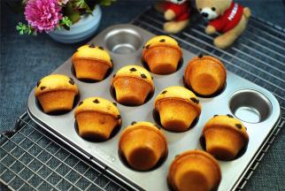 出炉后稍微冷却一会，然后轻轻拿起即可脱模。