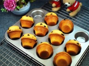 出炉后稍微冷却一会，然后轻轻拿起即可脱模。