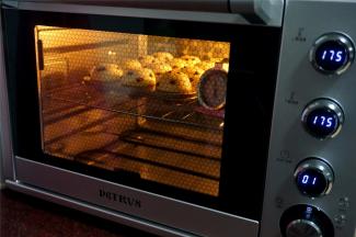 放入预热好的柏翠PE5386烤箱中层，175度上下火烘烤25分钟。最后8分钟在下层放入一个烤盘隔热，防止底部上色过深。