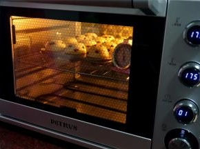 放入预热好的柏翠PE5386烤箱中层，175度上下火烘烤25分钟。最后8分钟在下层放入一个烤盘隔热，防止底部上色过深。