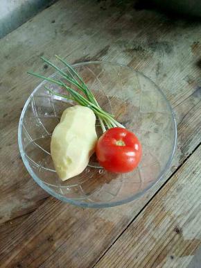 把食材洗净(西红柿要熟些的，汁水多)