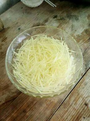 土豆擦丝，洗去多余的淀粉，再用清水浸泡十分钟，再沥干。