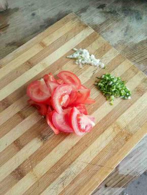 把西红柿、葱切一下。