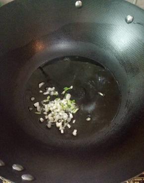 热锅凉油，下葱白小火煸香。