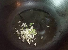 热锅凉油，下葱白小火煸香。
