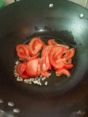 下西红柿炒成汁。