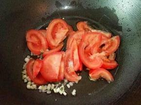 下西红柿炒成汁。
