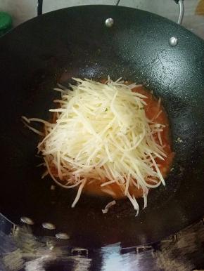 下土豆炒熟(约2-3分钟)