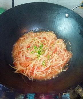 加盐、葱叶炒匀即可