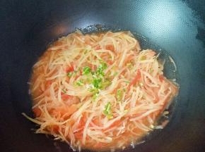 加盐、葱叶炒匀即可