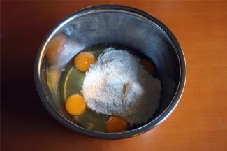 将4个中号鸡蛋（大概200克），蒸蛋糕粉，同放入打蛋盆里。