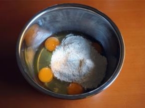 将4个中号鸡蛋（大概200克），蒸蛋糕粉，同放入打蛋盆里。