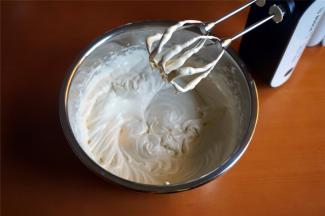 先用慢速搅拌1分钟，无干粉后，改用快速搅拌8分钟左右。